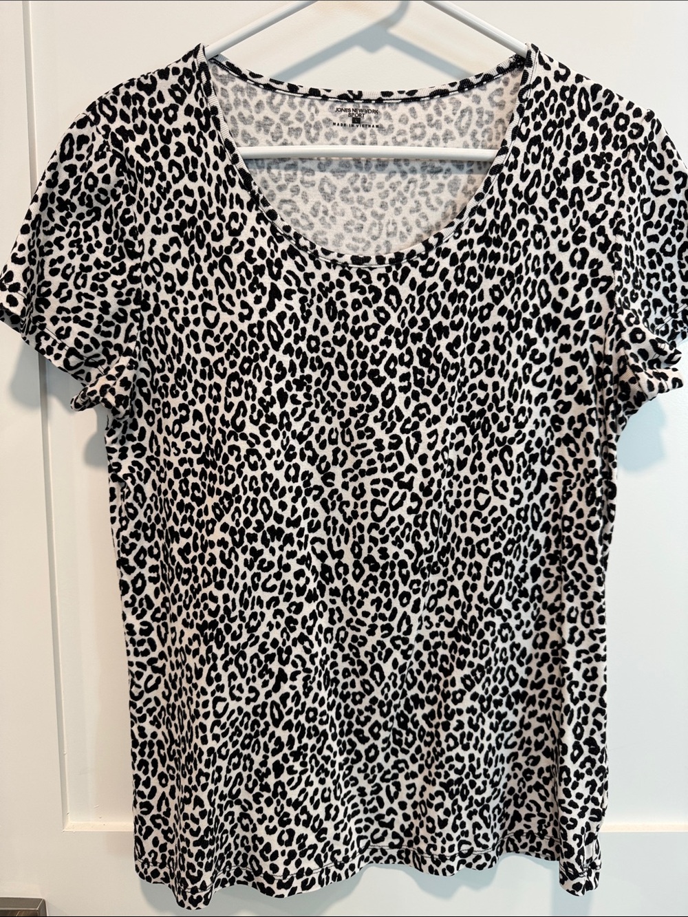 Jones New York Black & White Leopard Scoop Neck Tee